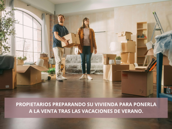 Propietarios preparando su vivienda para ponerla a la venta tras las vacaciones de verano.