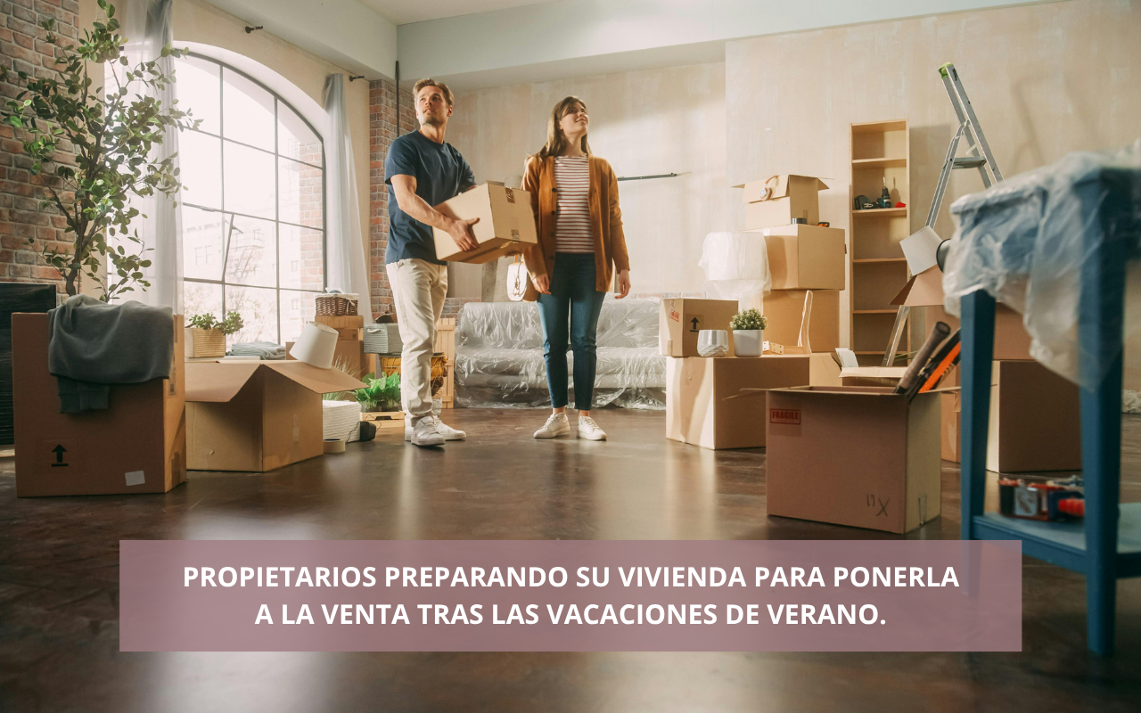 Propietarios preparando su vivienda para ponerla a la venta tras las vacaciones de verano.