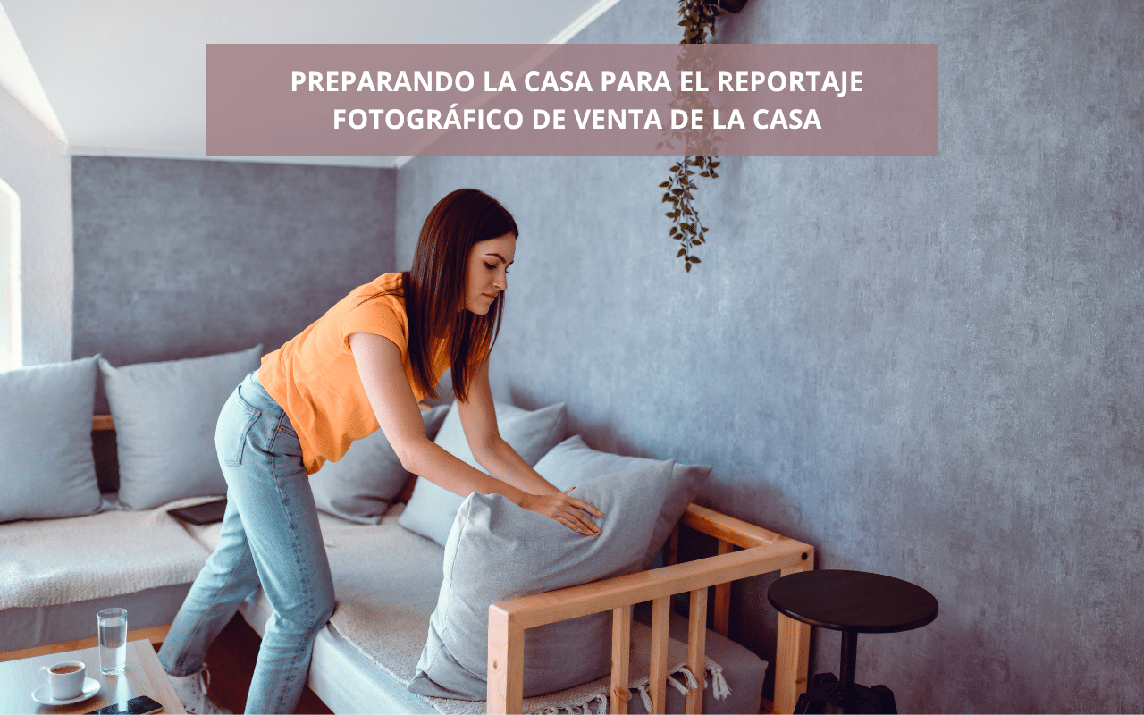 Salón luminoso preparado para la sesión fotográfica previa a la venta de una vivienda.
