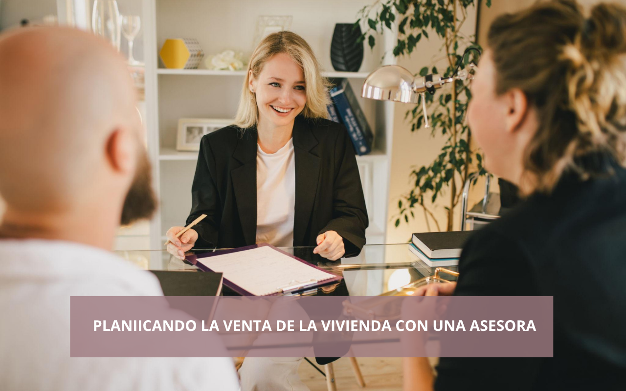 Asesora inmobiliaria planificando con unos propietarios la estrategia para vender su vivienda.
