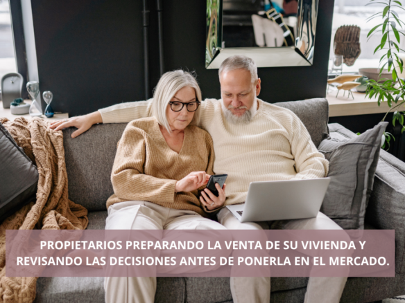 Propietarios preparando la venta de su vivienda y revisando las decisiones antes de ponerla en el mercado.