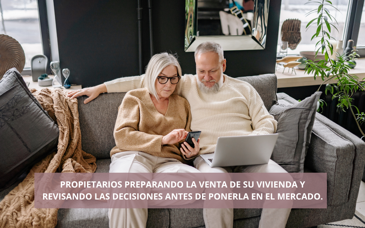 Propietarios preparando la venta de su vivienda y revisando las decisiones antes de ponerla en el mercado.