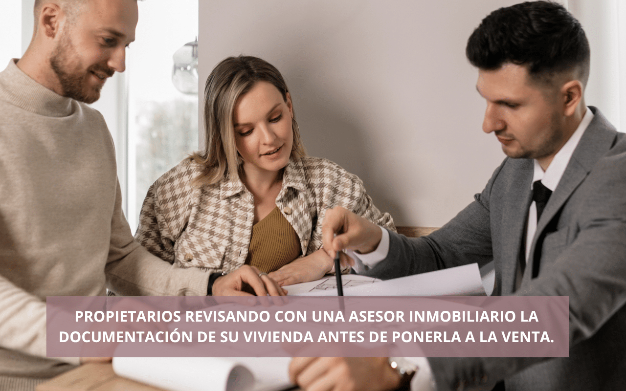 Asesora inmobiliaria planificando la estrategia de comercialización de una vivienda junto a sus propietarios.