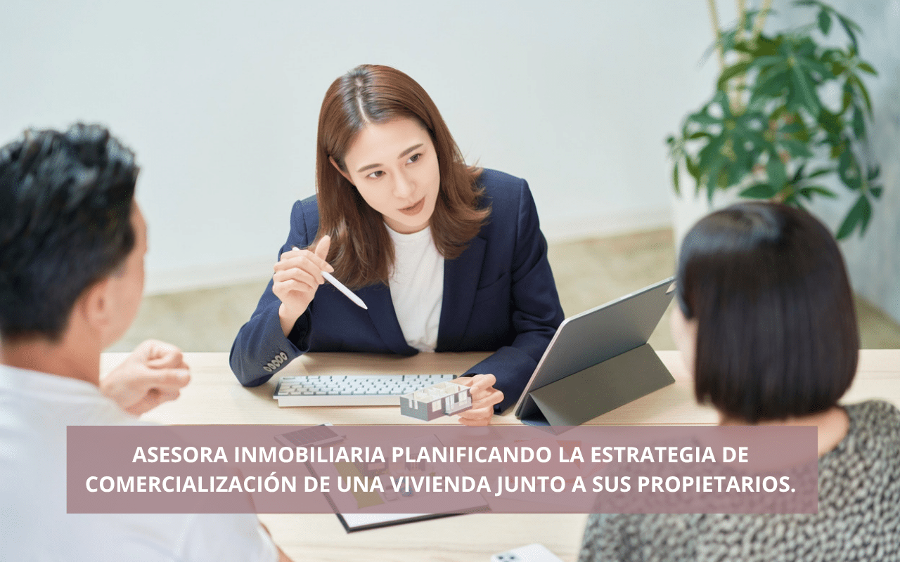 Asesora inmobiliaria planificando la estrategia de comercialización de una vivienda junto a sus propietarios.